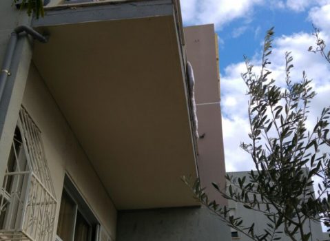 מרפסת תלויה ברחוב בחיפה