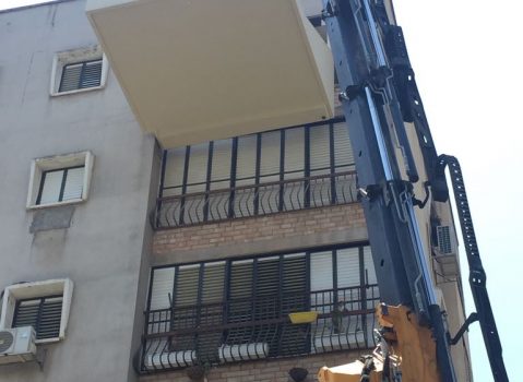 תליית מרפסת בבניין רב קומות